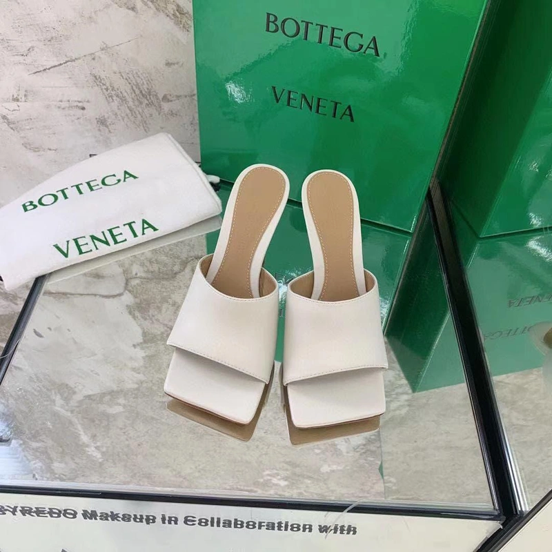 Женские босоножки-мюли кожаные Bottega Veneta белые коллекция лето-2021 фото-2