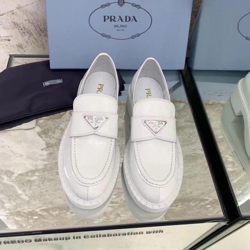 Туфли-лоферы женские Prada белые коллекция 2021-2022 фото-4