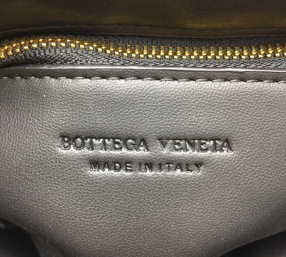 Женская кожаная сумка Bottega Veneta Padded Cassette Bag черная фото-6