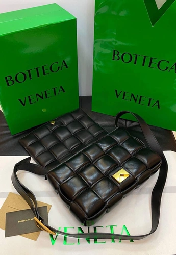 Женская плетёная кожаная сумка Bottega Veneta черная 27/18/7 коллекция 2021-2022 фото-6