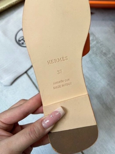 Шлёпанцы женские кожаные Hermes A103674 светло-коричневые фото-2