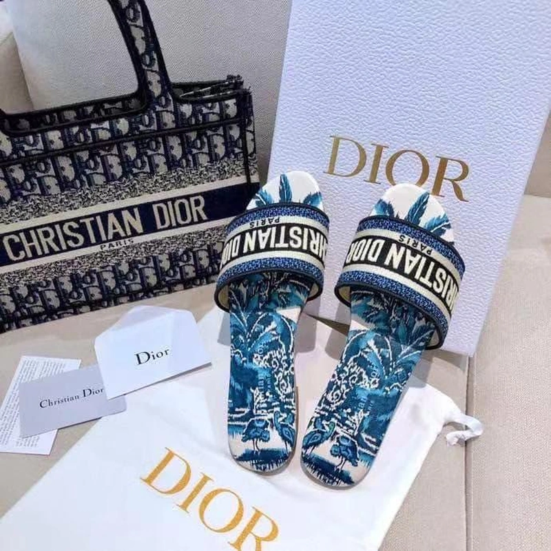 Шлёпанцы женские Christian Dior разноцветные на низком каблуке коллекция 2021-2022 фото-8