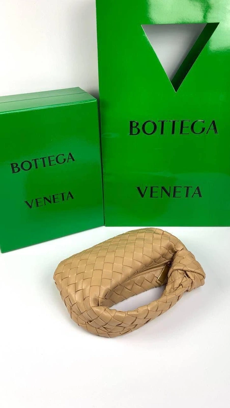 Женская кожаная сумка-тоут The Mini Jodie  Bottega Veneta бежевая 24/14/5 см премиум-люкс качество фото-4