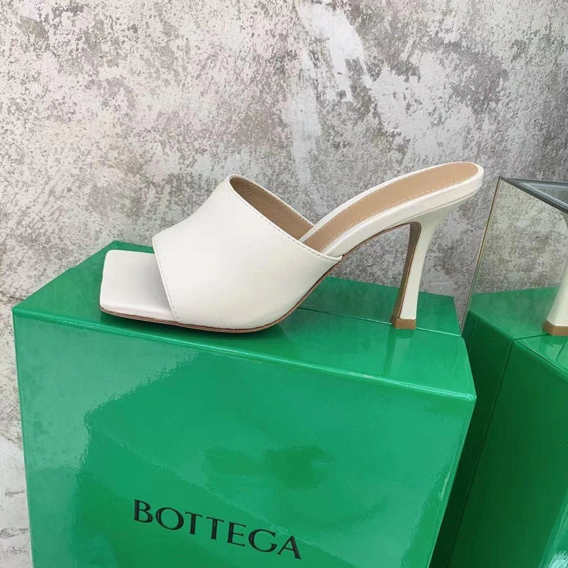 Женские босоножки-мюли кожаные Bottega Veneta белые коллекция лето-2021 фото-4