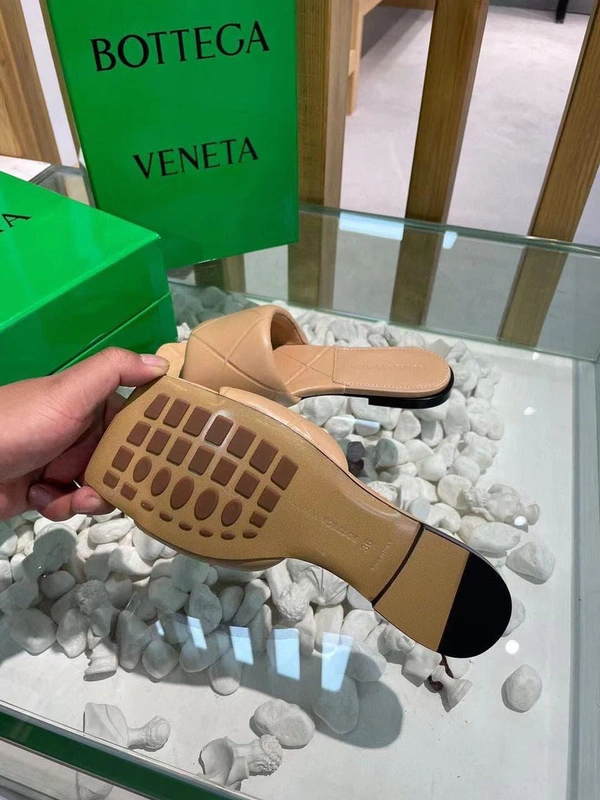 Шлёпанцы женские Bottega Veneta кожаные бежевые коллекция 2021-2022 фото-6