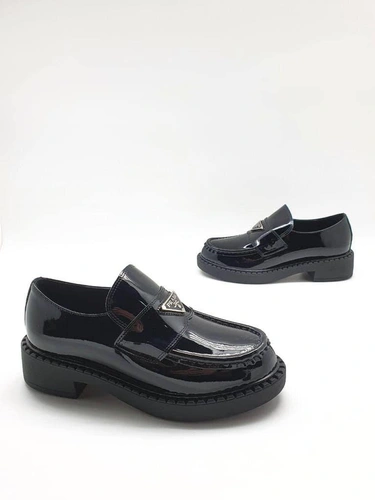 Туфли-лоферы женские Prada черные коллекция 2021-2022 A66091