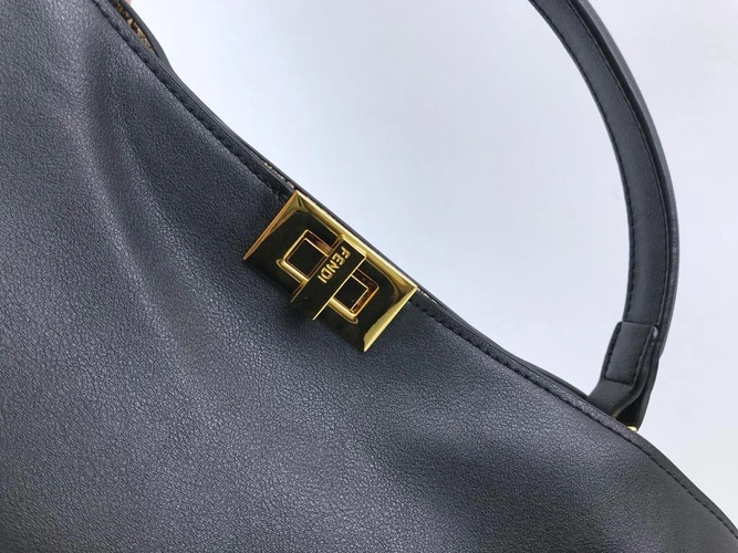 Женская сумка Fendi 32×24 черная фото-4