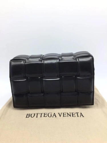 Женский плетеный кожаный клатч Bottega Veneta черный 27/17/6 коллекция 2021-2022 фото-4