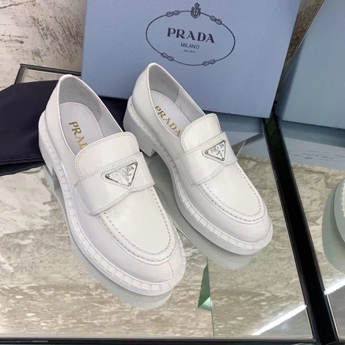 Туфли-лоферы женские Prada белые коллекция 2021-2022