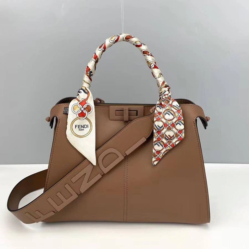 Женская кожаная сумка Fendi коричневая 42/30