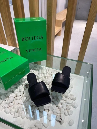 Шлёпанцы женские Bottega Veneta кожаные черные коллекция 2021-2022 фото-4