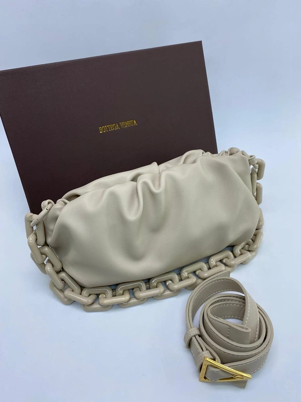 Женская кожаная сумка Bottega Veneta The Chain Pouch бежевая