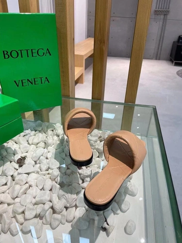 Шлёпанцы женские Bottega Veneta кожаные бежевые коллекция 2021-2022 фото-5