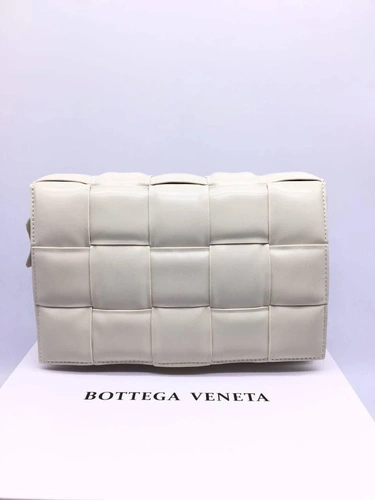 Женский плетеный кожаный клатч Bottega Veneta белый 27/17/6 коллекция 2021-2022