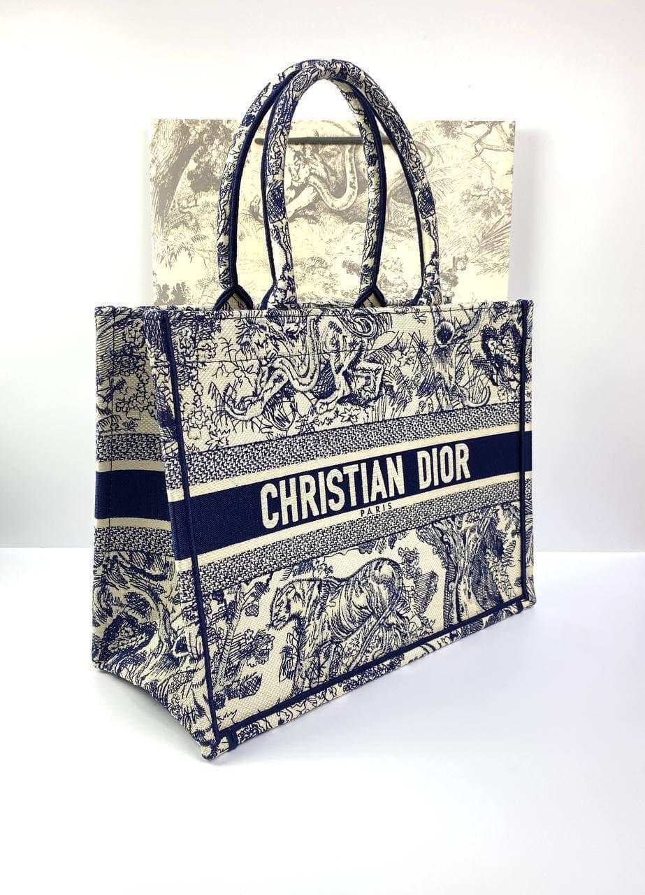 Сумка book tote. Сумка тоут Кристиан диор. Сумка диор book Tote. Серая сумка Christian Dior Tote book. Сумка диор с тигром.